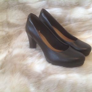 Black leather pumps 6.5